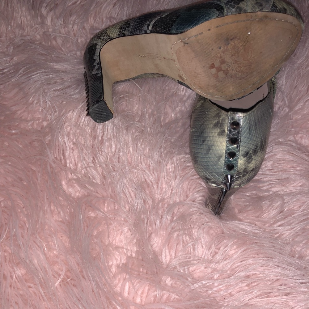 Shoes - Picture 3 of 4